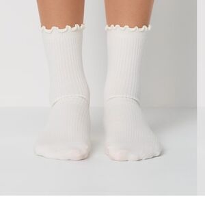 NEW Aritzia Wilfred Sugar Plum Ruffle Crew Socks